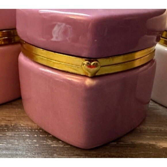 Pastel pink ceramic heart box with gold trim - Picture 2 of 3
